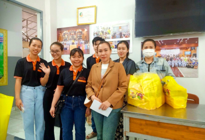Đến thăm các cụ tại  " Mái ấm tình thương Chùa Diệu Pháp "