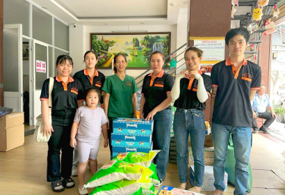 Yêu thương các em nhỏ ở " Mái ấm hoa hồng " 